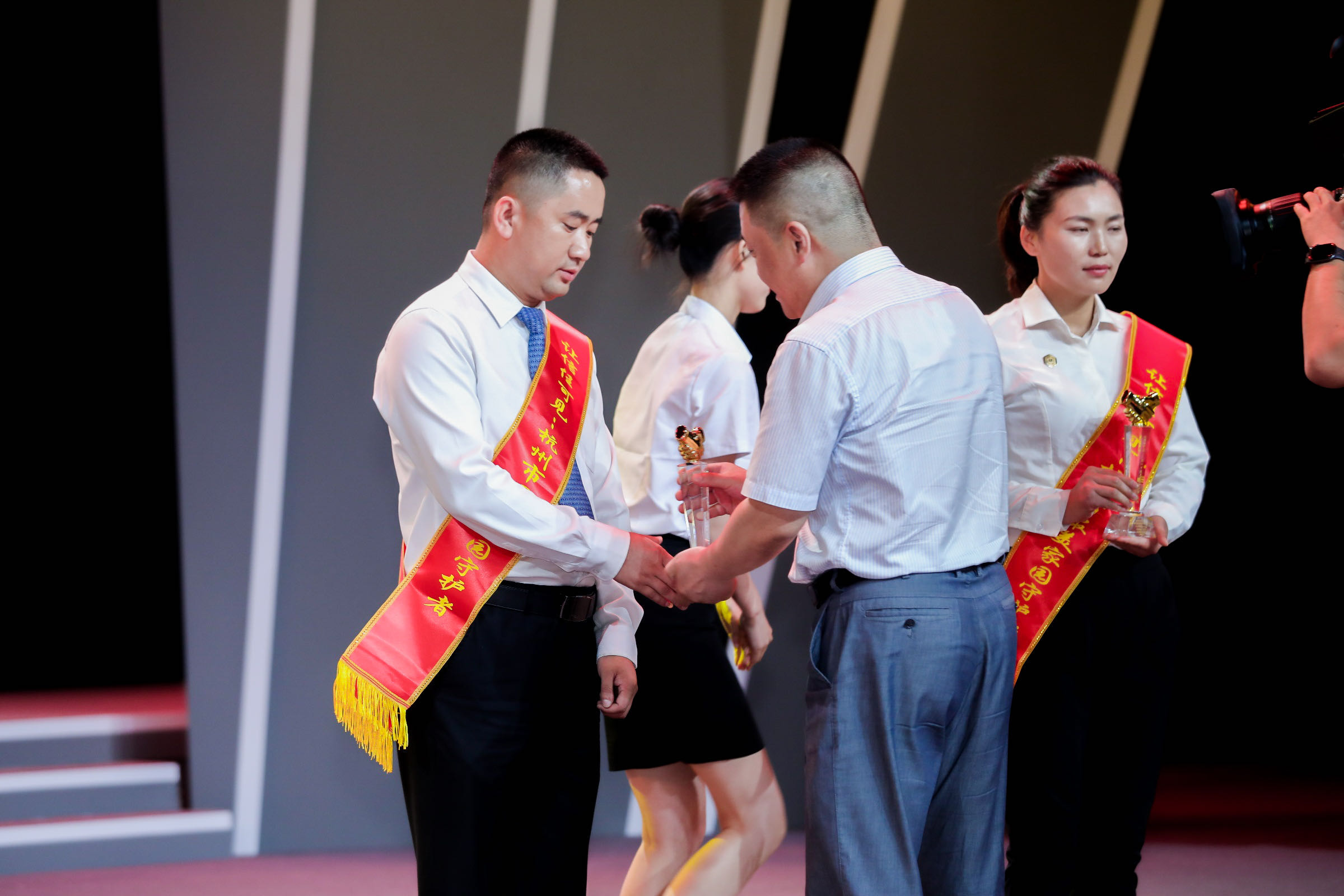 让信任可见|ued官网体育
人刘亮获评杭州市“最美家园守护者”