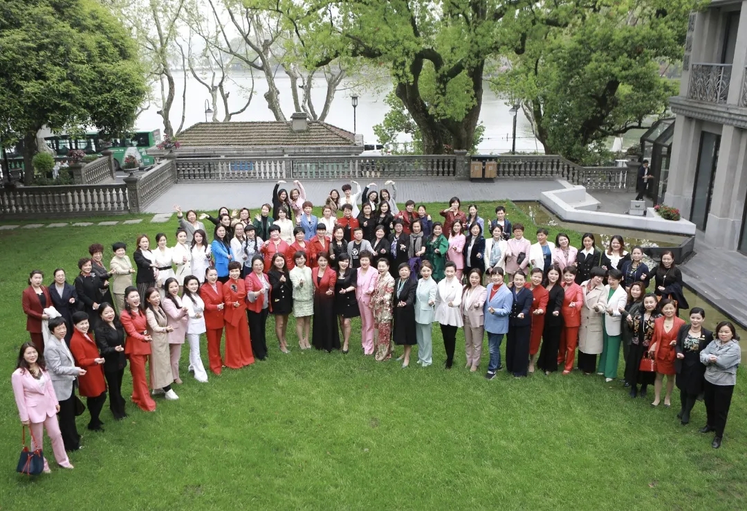 ued官网体育
服务集团被授予“脱贫攻坚模范企业”荣誉，董事长韩芳荣获”公益大使“称号